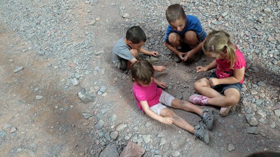 kids-play-with-dirt-in-amphitheatre